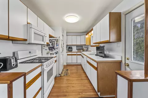 Kitchen - 378 S Wolf Rd, Wheeling, IL 60090 photo 1 of 2
