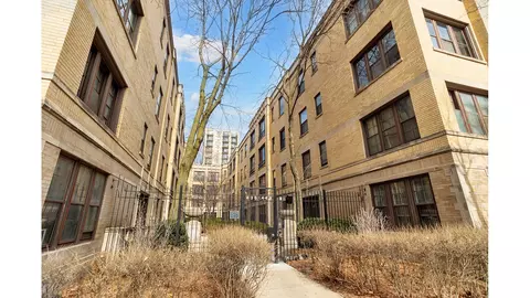 440 W Surf St #2A, Chicago, IL 60657