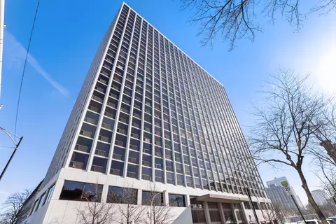 4343 N Clarendon Ave #2418, Chicago, IL 60613