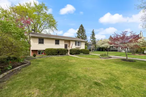 306 Oakwood Rd, Vernon Hills, IL 60061