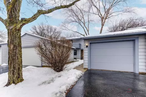 823 Hughes Pl, Vernon Hills, IL 60061