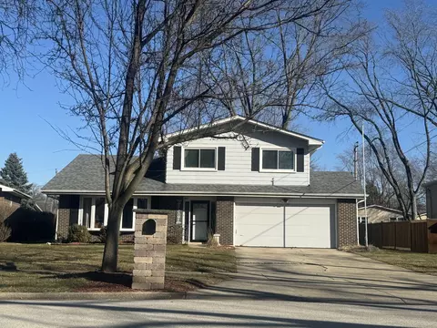 927 N Pecos Ln, Mount Prospect, IL 60056