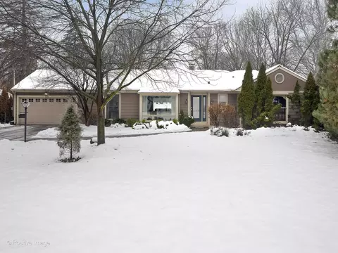 6386 Blackhawk Trl, Indian Head Park, IL 60525