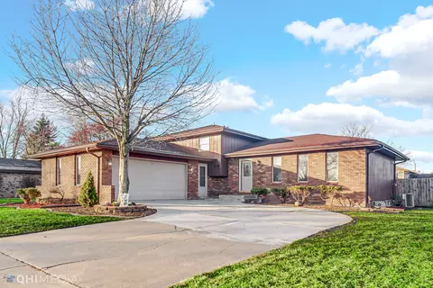 122 Briarwood Dr, Schererville, IN 46375