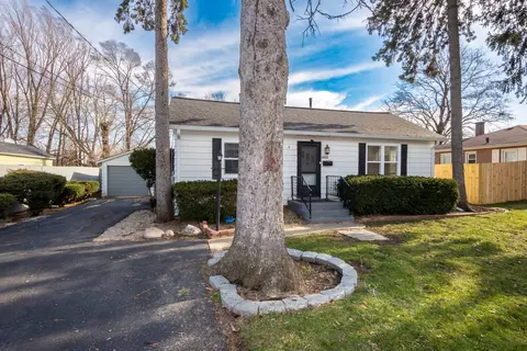 1013 Bishop St, Antioch, IL 60002