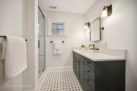 Bath - 700 Indian Rd, Glenview, IL 60025 photo 3 of 3
