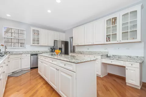 712 Eagle Brook Ln, Naperville, IL 60565 photo 4