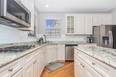 712 Eagle Brook Ln, Naperville, IL 60565 photo 5