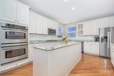 712 Eagle Brook Ln, Naperville, IL 60565 photo 3