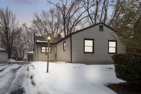 222 W Courtland St, Mundelein, IL 60060