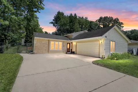 908 S 11th Ave, Saint Charles, IL 60174