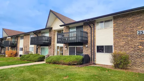 25 Kingery Quarter # A, Willowbrook, IL 60527