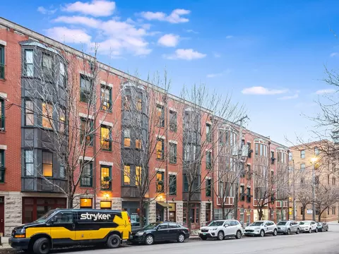 817 W Superior St #4, Chicago, IL 60642