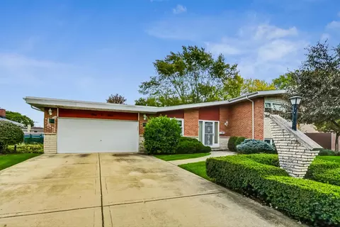 903 S Golfview Pl, Mount Prospect, IL 60056