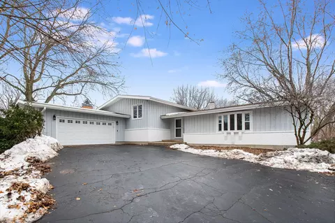 3822 Lincolnshire Dr, Mchenry, IL 60050