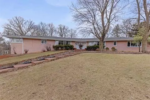 2525 Cerro Vista Dr, Rockford, IL 61107