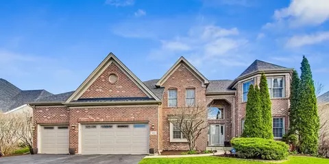 561 W Thornwood Dr, South Elgin, IL 60177