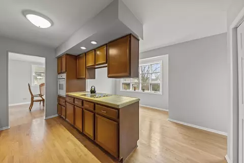 Kitchen - 1967 Briarcliffe Blvd, Wheaton, IL 60189 photo 4 of 6