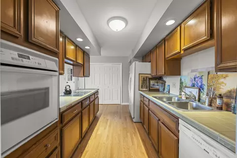 Kitchen - 1967 Briarcliffe Blvd, Wheaton, IL 60189 photo 2 of 6