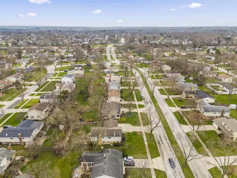 View/Area - 1967 Briarcliffe Blvd, Wheaton, IL 60189 photo 7 of 10