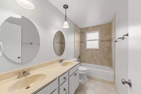 Bath - 1967 Briarcliffe Blvd, Wheaton, IL 60189 photo 3 of 3