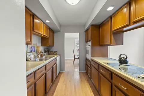 Kitchen - 1967 Briarcliffe Blvd, Wheaton, IL 60189 photo 3 of 6