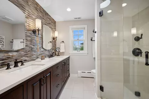 Bath - 70 Warwick Rd, Winnetka, IL 60093 photo 1 of 3