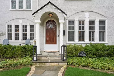 Exterior - 70 Warwick Rd, Winnetka, IL 60093 photo 3 of 9