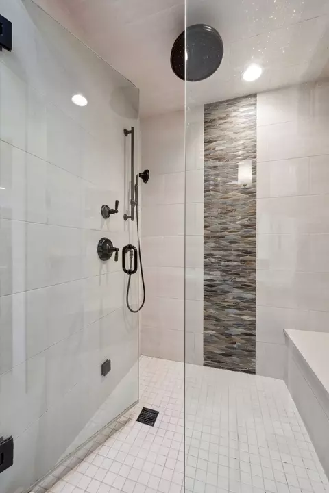 Bath - 70 Warwick Rd, Winnetka, IL 60093 photo 2 of 3