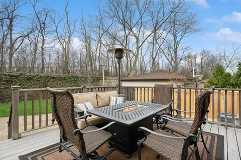 Exterior - 70 Warwick Rd, Winnetka, IL 60093 photo 7 of 9