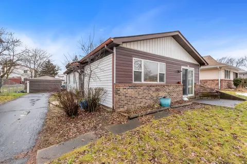 209 Far Hills Dr, Bolingbrook, IL 60440