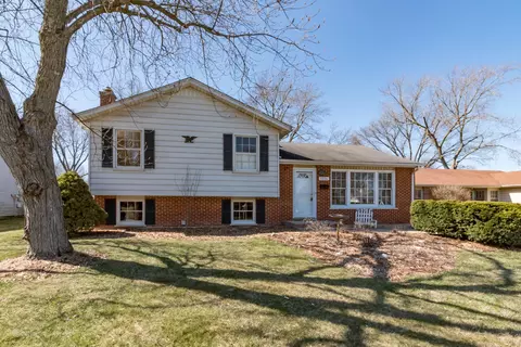 1516 N Kennicott Ave, Arlington Heights, IL 60004