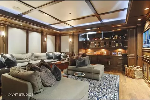 Living - 105 E Bellevue Pl, Chicago, IL 60611 photo 4 of 4