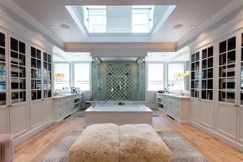 Bath - 105 E Bellevue Pl, Chicago, IL 60611 photo 1 of 2