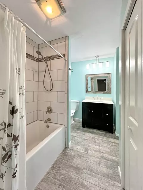 Bath - 2262 Breckenboro Dr, Davis, IL 61019 photo 2 of 4