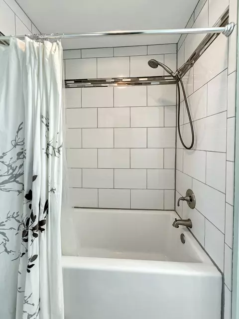 Bath - 2262 Breckenboro Dr, Davis, IL 61019 photo 3 of 4