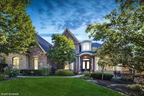 9125 Forest Edge Dr, Burr Ridge, IL 60527