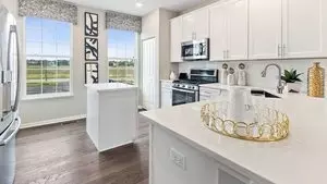 592 Wolverine Dr, Aurora, IL 60502 photo 2