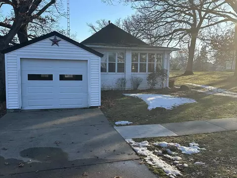 405 E 2nd St, Spring Valley, IL 61362