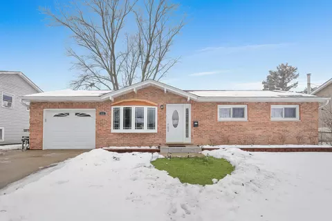 32 N Petrie Cir, Streamwood, IL 60107