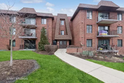 80 S Pleasant Rd #304, Lake Zurich, IL 60047