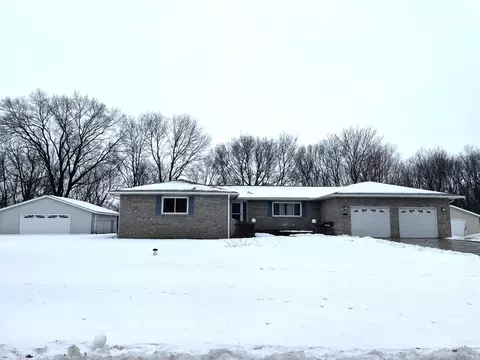 25601 Front St, Sterling, IL 61081
