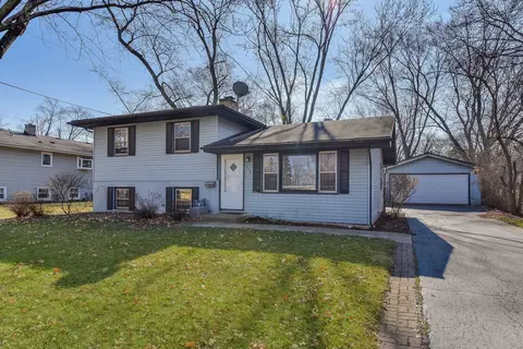208 Triton Ln, Naperville, IL 60540