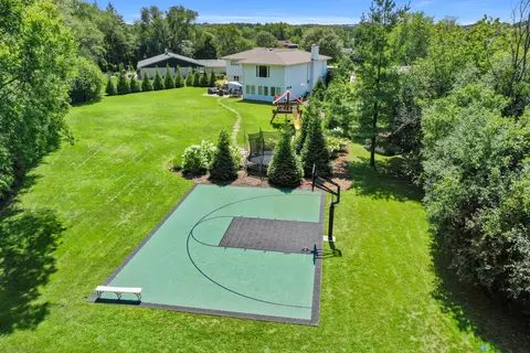 18 W723 Avenue Chateaux N, Oak Brook, IL 60523