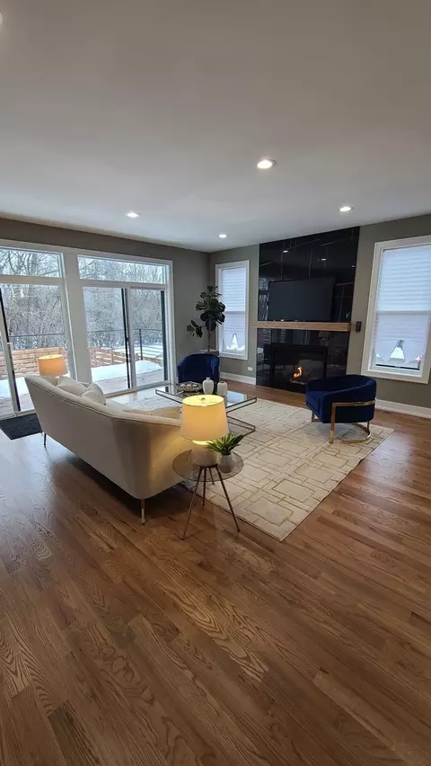 Living - 529 S Elm St, Itasca, IL 60143 photo 5 of 10