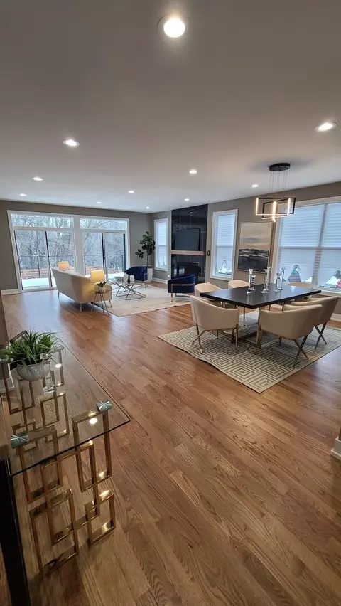 Living - 529 S Elm St, Itasca, IL 60143 photo 1 of 10