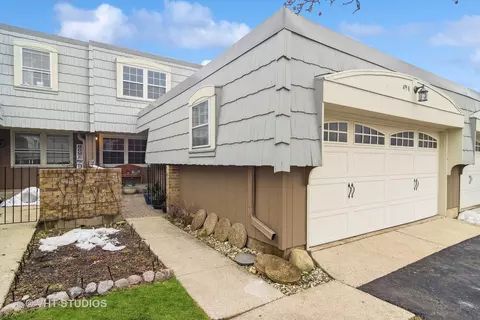 675 Versailles Cir #B, Elk Grove Village, IL 60007