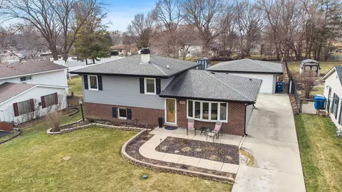 1004 Lakewood Dr, Bartlett, IL 60103