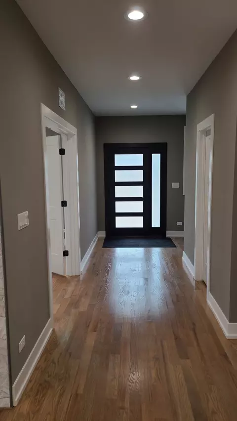 Entry Way - 523 S Elm St, Itasca, IL 60143 photo 2 of 6