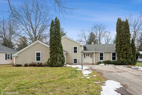 1117 Woodland Hills Rd, Batavia, IL 60510